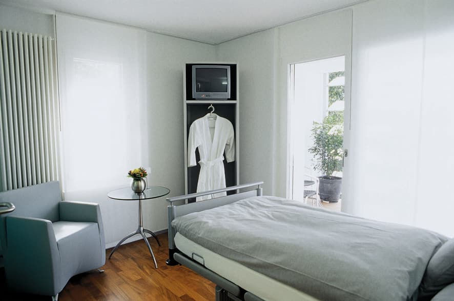 Privates Patientenzimmer der Klinik Tiefenbrunnen in Zollikon